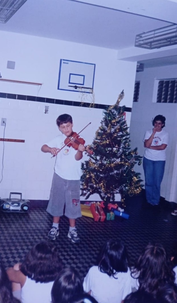 Guilherme Viana tocando violino quando era criança